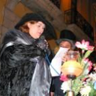 Esther Ruvira de la Fuente lee la copla ganadora ante el féretro de la sardina.