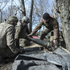 Soldados ucranianos preparan municiones en su posición en el frente. STR