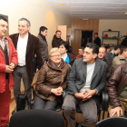 José Luis Ramón y Nicanor Sen, de pie, ayer noche en Cubillos junto a militantes y alcaldes.