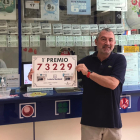 El lotero de Carrefour muestra orgullo el primer premio vendido en su administración, ubicada en Carrefour. DL