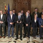 Un momento de la declaración de Carles Puigdemont, junto a su gobierno. JORDI BEDMAR PASCUAL