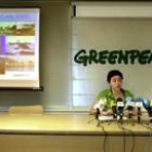 La responsable de la campaña de costas y el director de Greenpeace España
