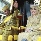 El sultán Hassanal Bolkiah, ayer acompañado por su primera esposa, Pengiran Anak Saleha. EFE