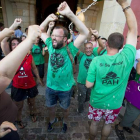 La alcaldesa Ada Colau celebra con miembros de la PAH la aprobación de la ILP de la vivienda y la pobreza energética en el Parlament. Colau se abraza con con el portavoz de la PAH, Carlos Macias.