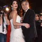 Amal y George Clooney, rodeados de cámaras, el pasado febrero, en la entrega de los Premios César, galardones del cine francés.