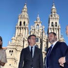 2d), acompañados por el delegado del Gobierno en Galicia, Abel Losada (d) y la conselelira de Infraestructuras de la Xunta, Ethel Vázquez se saludan esta tarde en la Plaza del Obradoiro antes de mantener un encuentro de trabajo.