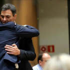 Pedro Sánchez abraza a Antonio Hernando, este martes en el Congreso.