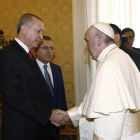 El papa Francisco saluda al presidente turco Erdogan a su llegada al Vaticano.