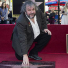 El director Peter Jackson junto a su estrella, en el paseo de la Fama de Los Ángeles.