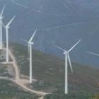 Imagen de archivo de un parque eólico en las estribaciones del Redondal, en el Bierzo Alto