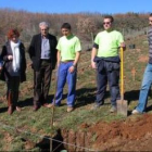 Azuara, tercero a la izquierda, junto a técnicos y cultivadores, ayer en la plantación de Noceda del