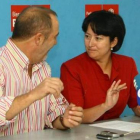 Ángela Marqués y Aníbal Fernández charlan poco antes de iniciar la rueda de prensa.