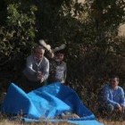 Suelta de una presa desde un puesto de un campo de vuelo