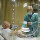 Imagen de archivo de la presentación de una campaña de donaciones de médula ósea de la Fundació Josep Carreras. En la foto, el tenor, en la sala de trasplantes del Hospital Clínic junto a un paciente