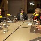 El expresidente Puigdemont y los exconsellers durante la entrevista, en Bruselas, a Catalunya Ràdio.