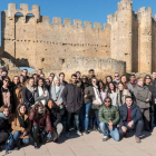 El grupo de universitarios europeos posa delante del castillo de la villa coyantina. DL