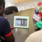 Marc y Jean Paul observan con estupor la fotografía del niño sirio Aylan, fallecido en su intento de alcanzar la costa europea.