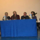 El poeta Julio Molero con los representantes del Ayuntamiento de La Robla.