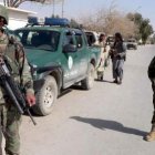 Soldados del Ejército nacional afgano patrullan las calles de Kandahar, Afganistán.