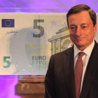 El presidente del BCE, Mario Dragui, en la presentación de los nuevos billetes de 5 euros.