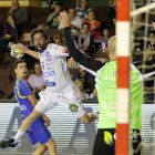 Rodrigo supera al lateral cubano Yoan Balázquez. SECUNDINO PÉREZ