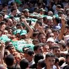 Un grupo de palestinos cargan los cuerpos de los milicianos de Hamás asesinados