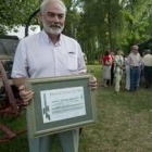 Juan Pedro Aparicio, con el diploma que le acredita como Cepedano del Año