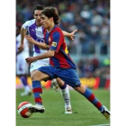 Bojan Krkic (d) conduce el balón ante la mirada del centrocampista Diego