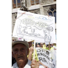 Uno de los afectados, durante una protesta.