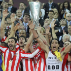 Los jugadores del Atlético de Madrid levantan la copa que les acredita como campeones de la Liga Europa tras vencer por 3-0 al Athletic de Bilbao.