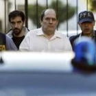 Miembros de la Policía Federal Argentina trasladan al abogado español