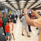 Lidia Valentín fue requerida en multitud de ocasiones para sacarse una foto. La berciana ya está en casa para disfrutar con los suyos de su medalla de bronce. RAQUEL P. VIECO