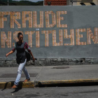 Una pintada denuncia la votación a la Asamblea Constituyente en un muro de Caracas.