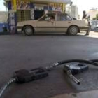 Un palestino espera ante una gasolinera cerrada para repostar en Ramala, Cisjordania