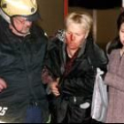 Una mujer herida en el atentado es ayudada a subir a una ambulancia