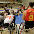 El seleccionador Óscar Trigo da instrucciones a los internacionales en un momento de la sesión preparatoria de ayer. SECUNDINO PÉREZ