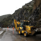 Operarios de mantenimiento retirando los desprendimiento de roca caídos sobre la calzada de la C-631 en Páramo.