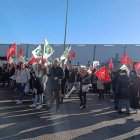 Los trabajadores se concentraron ayer ante el centro. DL