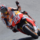 Márquez hace el gesto de la victoria después de su gran triunfo en el circuito americano.