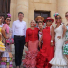 El alcalde posa con grupo de sevillanas en una edición pasada de la Feria Rociera coyantina. DL