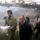 Mariano Rajoy, junto al Rey, visita Muxía, afectada por el vertido del 'Prestige', el 2 de diciembre del 2002.