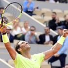 El tenista español Rafael Nadal celebra su victoria al japonés Kei Nishikori, tras el partido de cuartos de final del torneo de Roland Garros que se disputa en París.