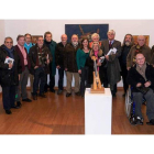 Algunos de los artistas que participan en la exposición en homenaje a Eloy Vázquez. Derecha, una de las obras de la muestra, que abre hasta el 29 de abril.