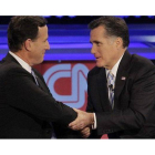 Rick Santorum (izquierda) y Mitt Romney se saludan tras un debate, el pasado 22 de febrero en Arizona.