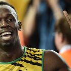 Usain Bolt festeja la victoria de Jamaica en la final de la prueba de relevos de los Juegos de la Commonwealth.