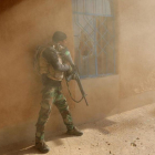 Un soldado iraquí durante los enfrentamientos con combatientes del estado islámico en Al-Qasr Sureste de Mosul, Irak.