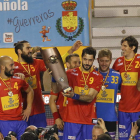 El capitán de la Selección, Raul Entrerríos, levanta el trofeo de campeones con sus compañeros.