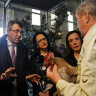 Martínez Majo, Teresa Mata y Manuel García charlan con uno de los expositores. F. OTERO PERANDONES