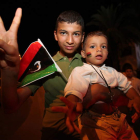 Dos niños celebran en la embajada libia en Túnez el avance de las tropas rebeldes en Trípoli.