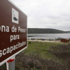 La gerente de Cuatro Valles y el alcalde de Barrios de Luna presentaron ayer el proyecto.